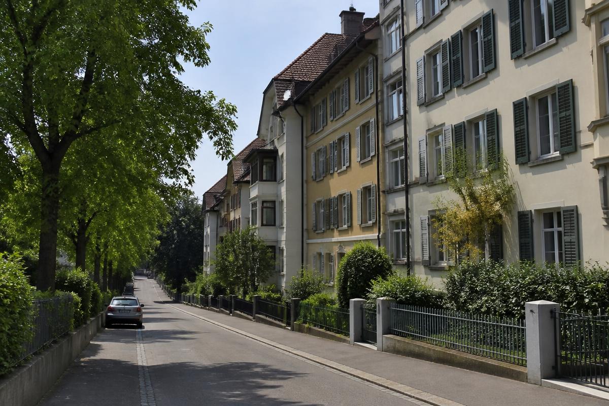 Wohnquartier im Kanton Zürich mit typischen Mehrfamilienhäusern